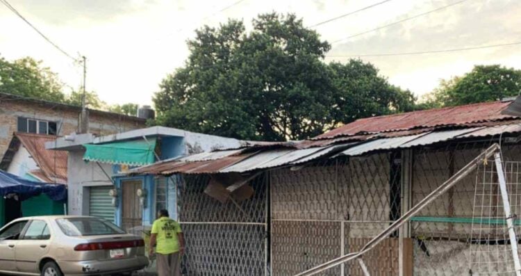 Conductor pierde el control, derriba estructura y choca contra casa en El Mante, Tamaulipas