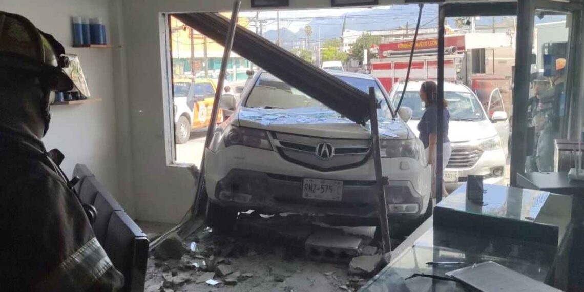 Conductor pierde el control y se mete con su camioneta a una barbería en Monterrey, Nuevo León
