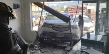 Conductor pierde el control y se mete con su camioneta a una barbería en Monterrey, Nuevo León