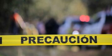 Conductor provoca choque, huye y termina volcando en Nuevo Laredo, Tamaulipas