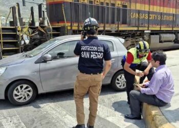 Conductor resulta ileso al intentar ganarle el paso al tren en San Pedro, NL