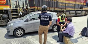 Conductor resulta ileso al intentar ganarle el paso al tren en San Pedro, NL