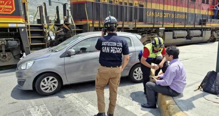 Conductor resulta ileso al intentar ganarle el paso al tren en San Pedro, NL