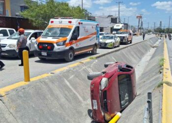 Conductor vuelca Pesquería