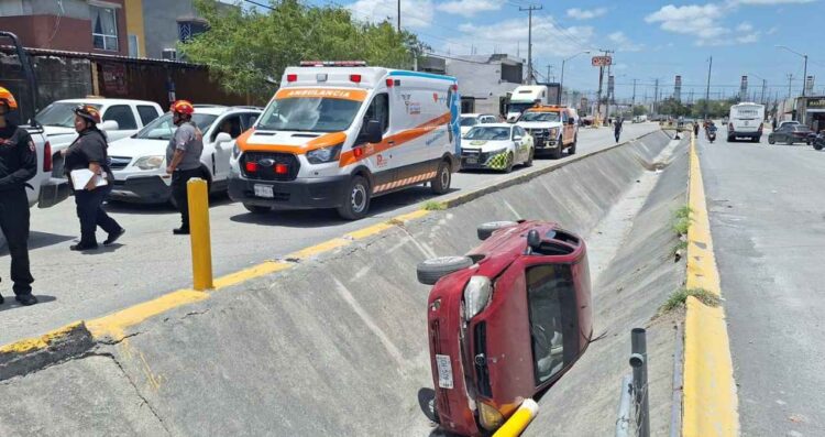 Conductor vuelca Pesquería