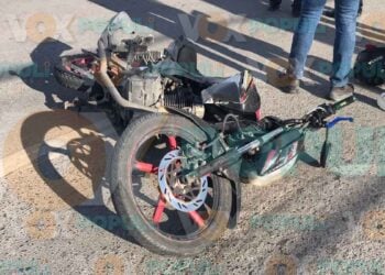 Conductora cierra el paso y derriba a motociclista en libramiento de Ciudad Victoria, Tamaulipas