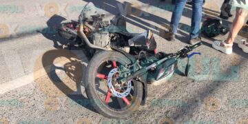 Conductora cierra el paso y derriba a motociclista en libramiento de Ciudad Victoria, Tamaulipas