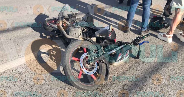 Conductora cierra el paso y derriba a motociclista en libramiento de Ciudad Victoria, Tamaulipas