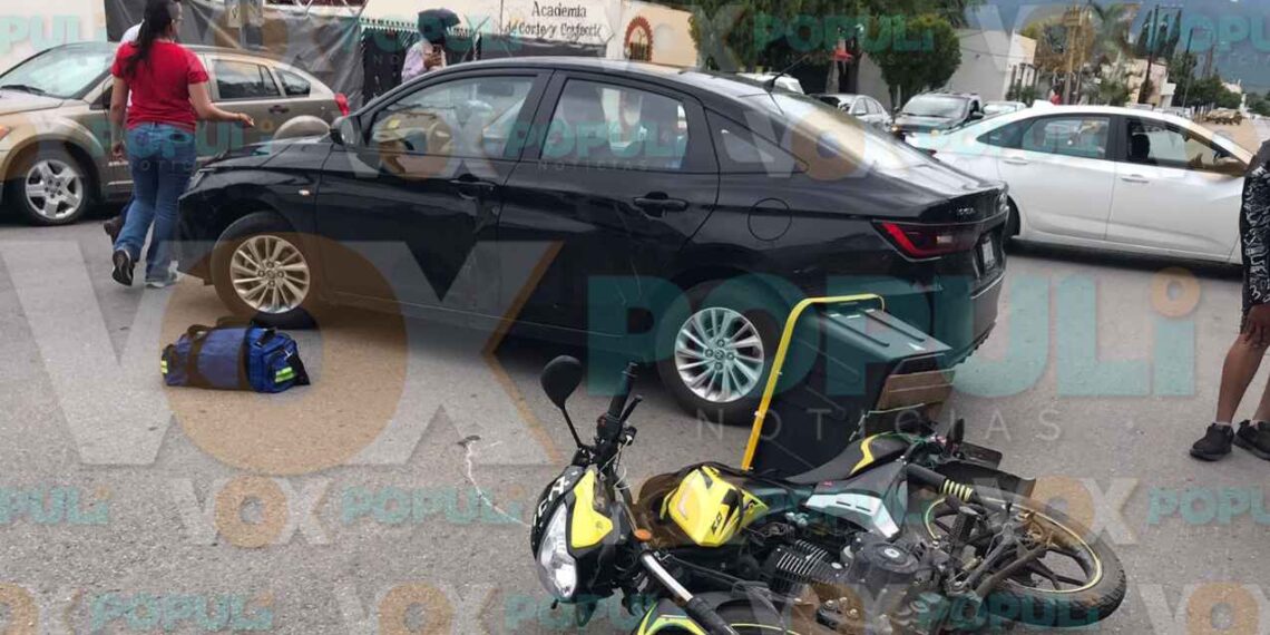 Conductora da vuelta en “U” y deja a motociclista herido en Ciudad Victoria, Tamaulipas