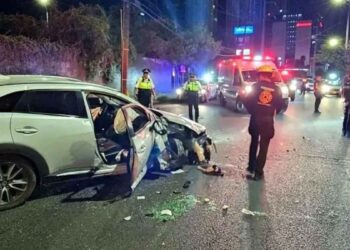 Conductora termina lesionada tras chocar y volcar en San Pedro, Nuevo León
