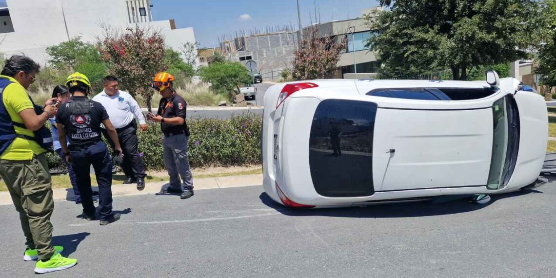 Conductora vuelca tras chocar con el camellón central de la Avenida Ducado de Santa Catarina, NL
