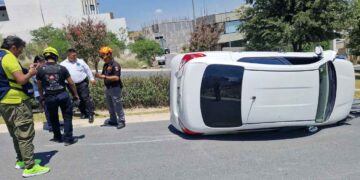 Conductora vuelca tras chocar con el camellón central de la Avenida Ducado de Santa Catarina, NL
