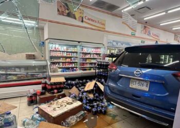 Confunde freno con acelerador y termina dentro de una farmacia en San Nicolás, Nuevo León