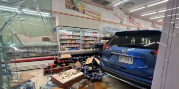 Confunde freno con acelerador y termina dentro de una farmacia en San Nicolás, Nuevo León