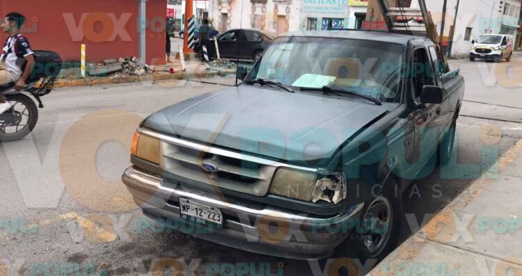 Confusión en semáforo provoca choque entre dos vehículos en Ciudad Victoria, Tamaulipas