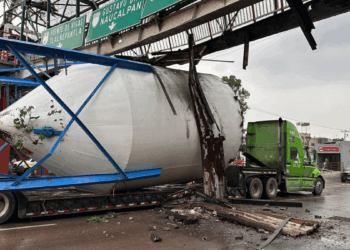 Tráiler queda atorado bajo puente peatonal en Tultitlán y causa afectaciones al Mexibús