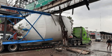 Tráiler queda atorado bajo puente peatonal en Tultitlán y causa afectaciones al Mexibús