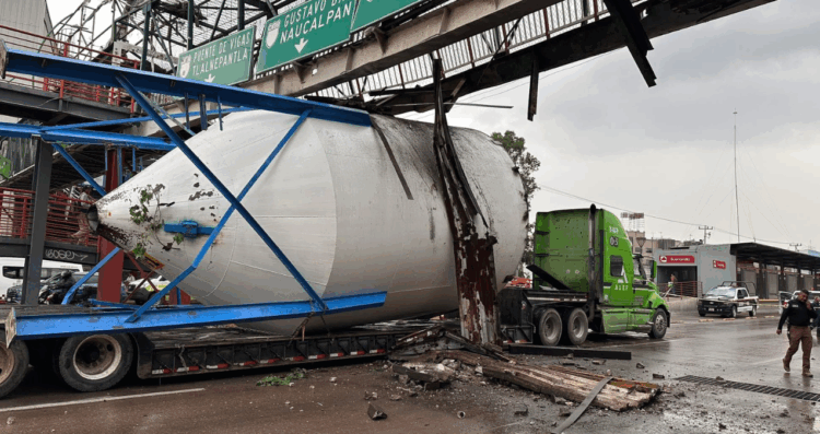 Tráiler queda atorado bajo puente peatonal en Tultitlán y causa afectaciones al Mexibús