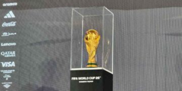 El trofeo de la Copa Mundial FIFA visita Monterrey durante el World Football Summit