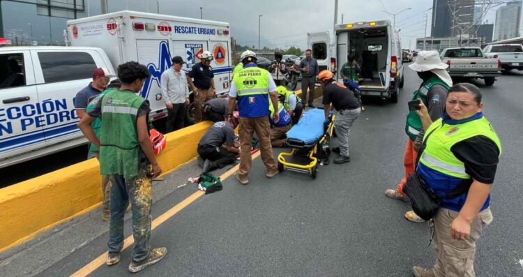 Empleado de Servicios Públicos es embestido en Monterrey, Nuevo León