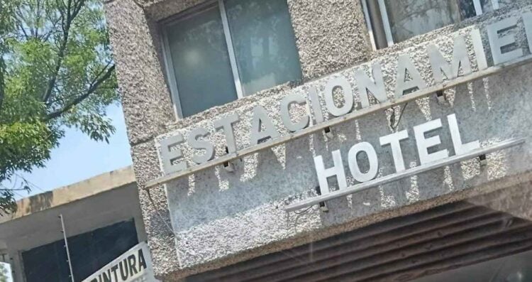 mujer sin vida hotel