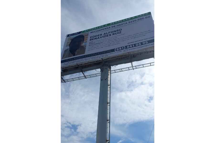 Espectaculares con fotografía del joven desaparecido, Edder Alfonso Benavides Ruiz, son colocados en Ciudad Victoria, Tamaulipas