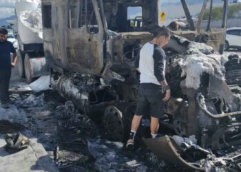 Falla mecánica provoca incendio de tractocamión en Guadalupe, Nuevo León
