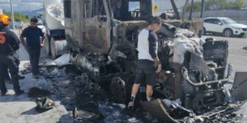 Falla mecánica provoca incendio de tractocamión en Guadalupe, Nuevo León