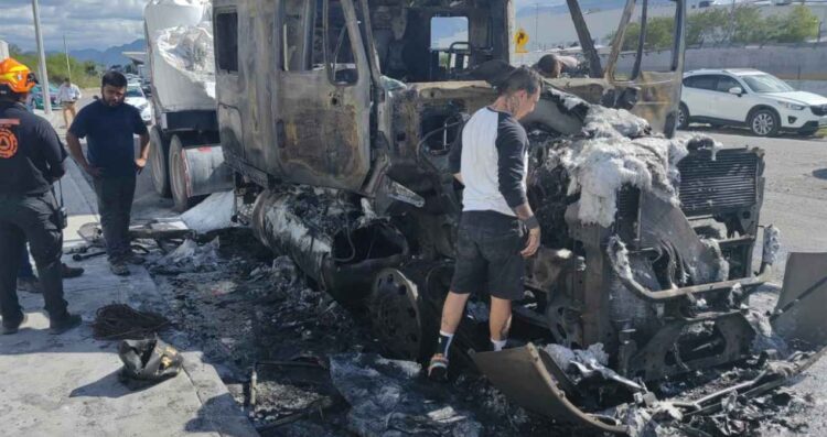 Falla mecánica provoca incendio de tractocamión en Guadalupe, Nuevo León