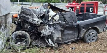Fallece conductor al estrellarse contra muro y quedar prensado en Guadalupe, NL