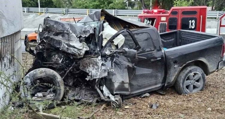 Fallece conductor al estrellarse contra muro y quedar prensado en Guadalupe, NL