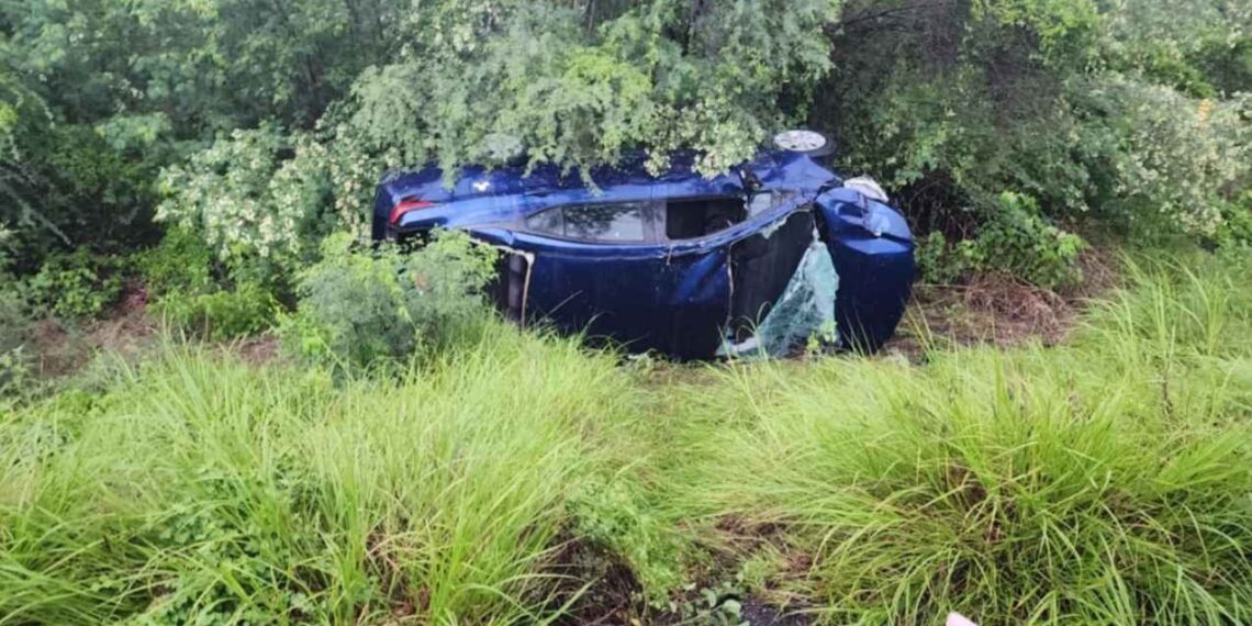 Familia sufre volcadura en la carretera Victoria-Matamoros