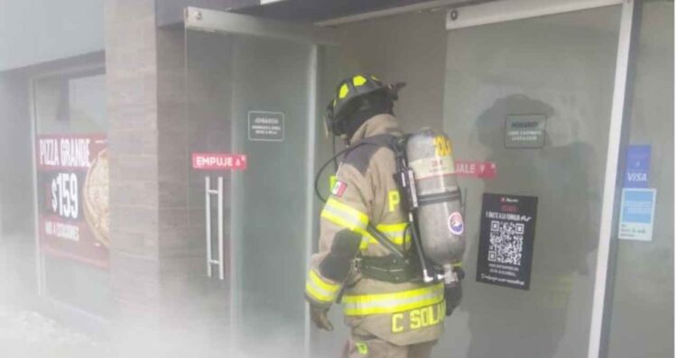 Fuego consume almacén de pizzería en Monterrey, Nuevo León