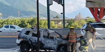 Monterrey camioneta calcinada