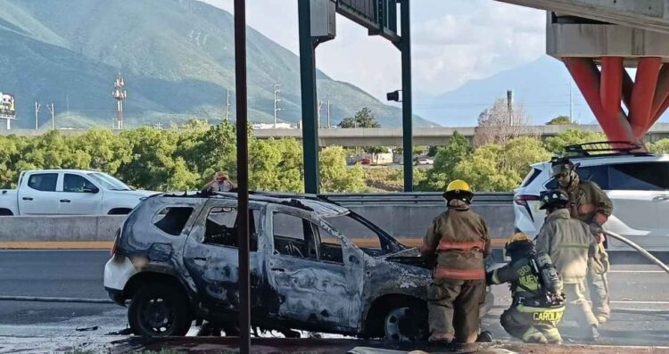 Monterrey camioneta calcinada