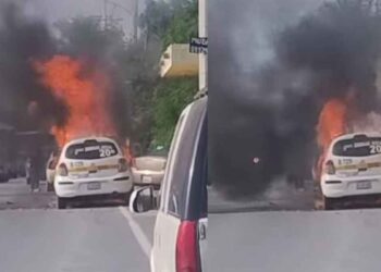 Fuego consume taxi en Reynosa, Tamaulipas
