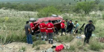 Fuerte choque entre 2 camionetas deja 11 lesionados en Salinas Victoria, Nuevo León