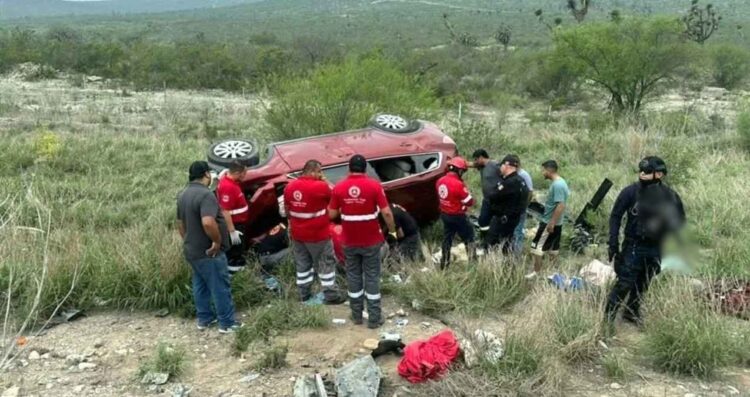 Fuerte choque entre 2 camionetas deja 11 lesionados en Salinas Victoria, Nuevo León