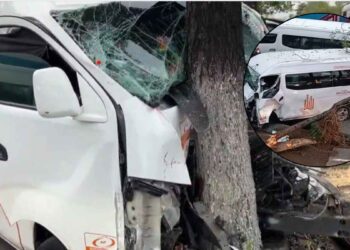 Fuerte choque entre 2 combis y una camioneta deja 10 heridos en Tlalnepantla, Estado de México
