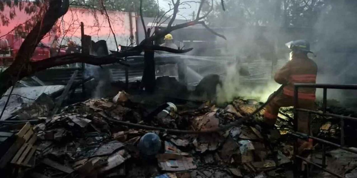 Fuerte incendio consume un jacal en Guadalupe, Nuevo León
