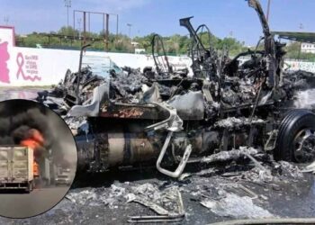 Fuerte incendio consume un tráiler en la fila para cruzar a Estados Unidos en Miguel Alemán, Tamaulipas