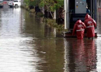 Fuertes lluvias dejan inundada la entrada principal de San Mateo Atenco, Estado de México