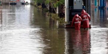 Fuertes lluvias dejan inundada la entrada principal de San Mateo Atenco, Estado de México