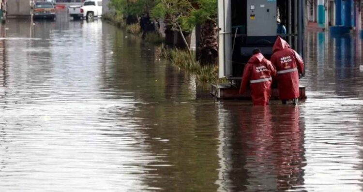 Fuertes lluvias dejan inundada la entrada principal de San Mateo Atenco, Estado de México