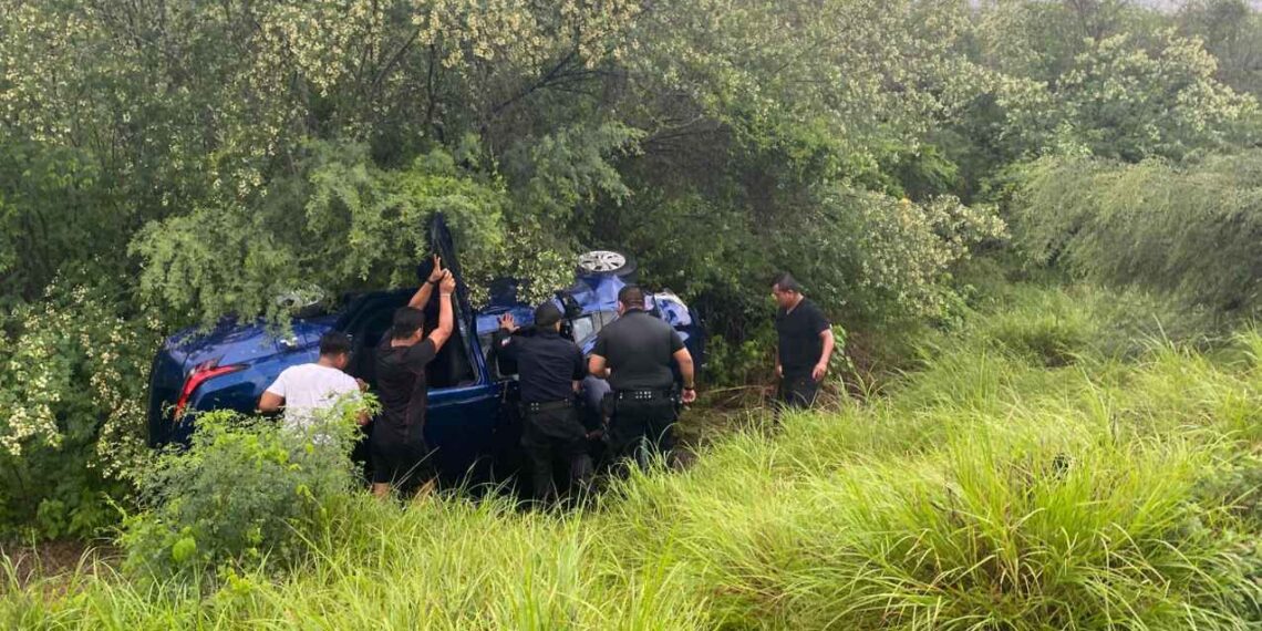 Guardia Estatal atiende accidente con volcadura en la Victoria-Matamoros