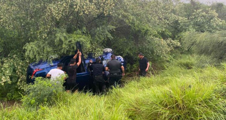 Guardia Estatal atiende accidente con volcadura en la Victoria-Matamoros