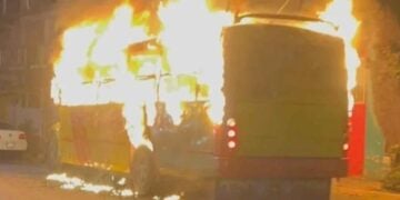 Hallan cinco cuerpos calcinados en autobús incendiado en Acapulco