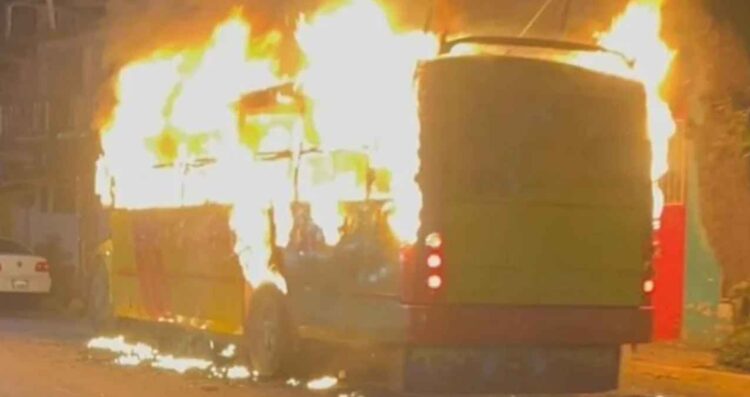 Hallan cinco cuerpos calcinados en autobús incendiado en Acapulco