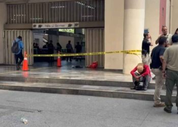 Hombre es apuñalado tras intentar defender a mujer en pelea de pareja en Monterrey, Nuevo León