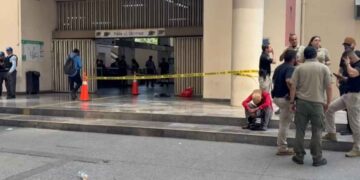 Hombre es apuñalado tras intentar defender a mujer en pelea de pareja en Monterrey, Nuevo León